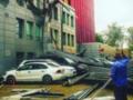  Корежа машины и убивая людей : соцсети поразил смертоносный ураган в Москве