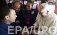 Папа римский обвенчал двоих бортпроводников во время полета - фото