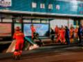 В китайском городе Синин в дыру на остановке провалился автобус с людьми и прохожие, есть жертвы
