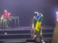 Билли Айлиш поцеловала флаг Украины на концерте в Германии