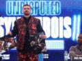 Усик подарил Дюбуа фото со скандальным ударом с их поединка