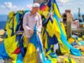 Стелла на Говерле отремонтируют – волонтеры уже сняли все флаги и шевроны