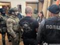Помогали переправлять мужчин за границу: в Украине проводят масштабные обыски — полиция