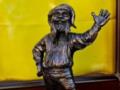 Во Вроцлаве установили бронзового гнома в вышиванке с украинским гербом