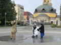 Скульптуры малышей-основателей Киева переодели по случаю Дня защитников и праздника Покрова