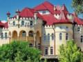 Мифы и правда о самом богатом селе Украины: почему в Нижней Апше строят только дворцы