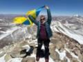 Украинка покорила самый высокий вулкан планеты и развернула желто-голубой флаг