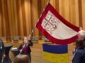 Швеция передала Украине реплику боевой хоругви Богдана Хмельницкого