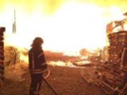 Под Киевом всю ночь тушили масштабный пожар на складах
