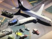 В аэропорту Лос-Анджелеса Boeing опрокинул грузовик с людьми