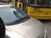 В центре Киева пассажиры троллейбуса разбили плохо припаркованное авто