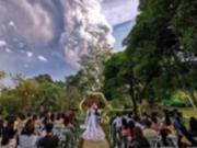 Пара поженилась во время извержения вулкана