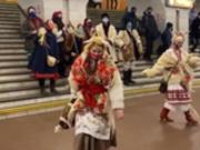 В метро Киева вертеп  водил козу 