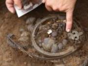 В Великобритании найдена средневековая брошь с магическими надписями