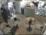 Люди, дети, б@ть, пропадают, а у вас - праздник, - посетителя ветеранского кафе во Львове возмутили новогодние украшения