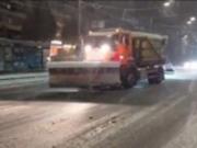 В Киеве метель: на дороги выехало более ста единиц спецтехники