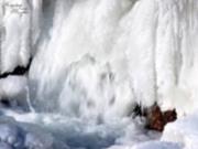 Лед полностью сковал Джуринский водопад