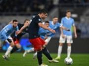 Малиновский реализует пенальти в матче с Лацио