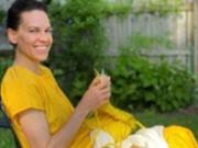 Хилари Суэнк прочитала стихотворение в поддержку украинских детей