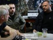 Шон Пенн в компании Ермака посетил бойцов подразделения 157 ОМБр в Славянске