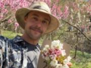 Строит дом из глины и зовет военных в гости: история «свободного фермера» из Закарпатья