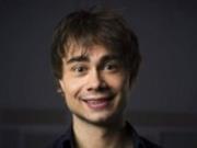 40-летний победитель Евровидения 2009 поразил молодым видом