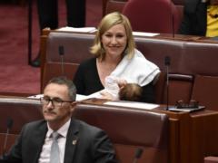Австралийский сенатор впервые покормила грудью ребенка в парламенте