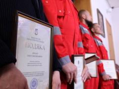Министр инфраструктуры наградил экипаж катера, давшего отпор кораблю РФ
