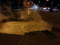 В районе Минской под землю провалилось дорожное покрытие: проспект заливает кипятком