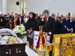 Чета Порошенко пришла на церемонию прощания с Любомиром Гузаром