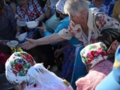 В России почтенные старушки почти подралась из-за  бесплатной каши