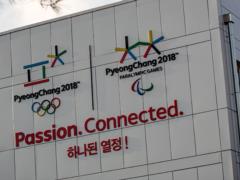 Спортсмены бегут с Олимпиады в Пхёнчхане
