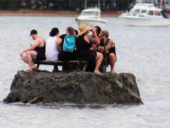 Группа новозеландцев построила остров, чтобы по-людски отметить Новый год