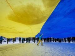 В Запорожье в День соборности развернули 25метровый флаг и протянули живую цепь через Днепр