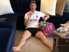 Роналду  впал в детство  и поиграл с шариками перед Лигой чемпионов