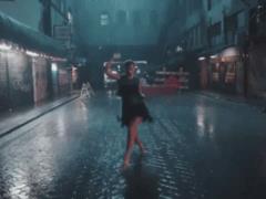  Невидимая  Тейлор Свифт устроила странные танцы в лужах и в метро