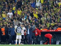  Горячий  футбол в Турции. Тренеру разбили голову посторонним предметом