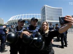 Полиция задержала возле  Олимпийского  18 человек, которые скандировали  Динамо! Динамо! 