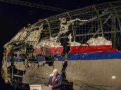 Родственники жертв МН17 устроили демарш под посольством РФ: кадры с места событий