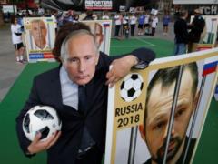 Художник сделал  кровавый  календарь Чемпионата мира по футболу с преступлениями России в Украине