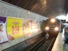 В Киеве подростки-экстремалы прыгнули под колеса поезда метро.