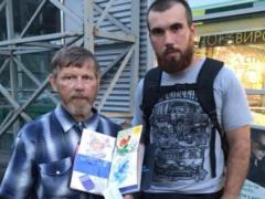 В Киеве отец продает рисунки дочери, чтобы заработать ей на операцию