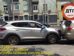В центре Киева вооруженные грабители напали на автомобиль
