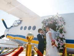 Свадьба под облаками: одесситы попали в Книгу рекордов, расписавшись в самолете