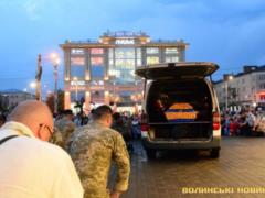 В День Независимости в Луцке встречали тело погибшего в ООС офицера