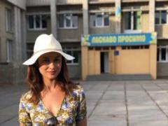 Ольга Куриленко на родине:  девушка Бонда  поныряла в Азовском море и посетила школу
