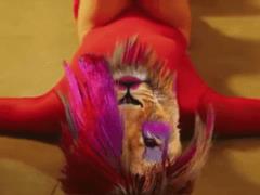 Олег Скрипка с розовыми волосами и в блестящем пальто зажег в новом клипе  ВВ  про  кобиту 