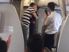 Китайской стюардессе сделали предложение во время рейса. В конце ее уволили