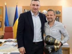 Кличко подарил перчатки спортсмену без ног, который на протезах пробежал киевский марафон