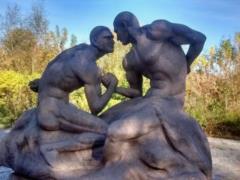 Под Житомиром поставили голых братьев Кличко, в соцсетях смеются над скульптурой